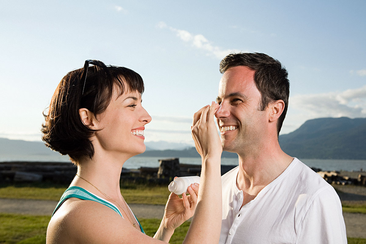 couple-applying-suntan-lotion-to-prevent-skin-cancer